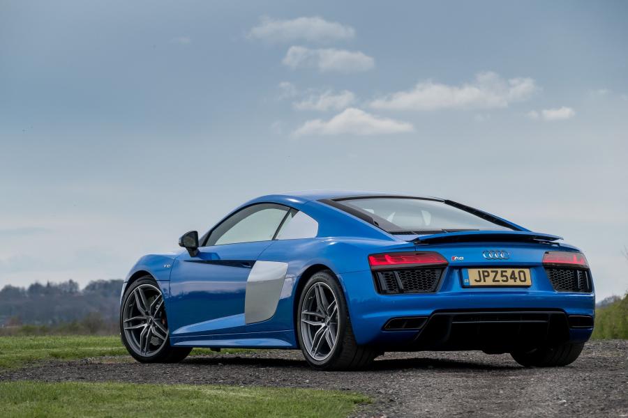  Audi R8 V10 2015 года  (UK) (фото 23 из 25)